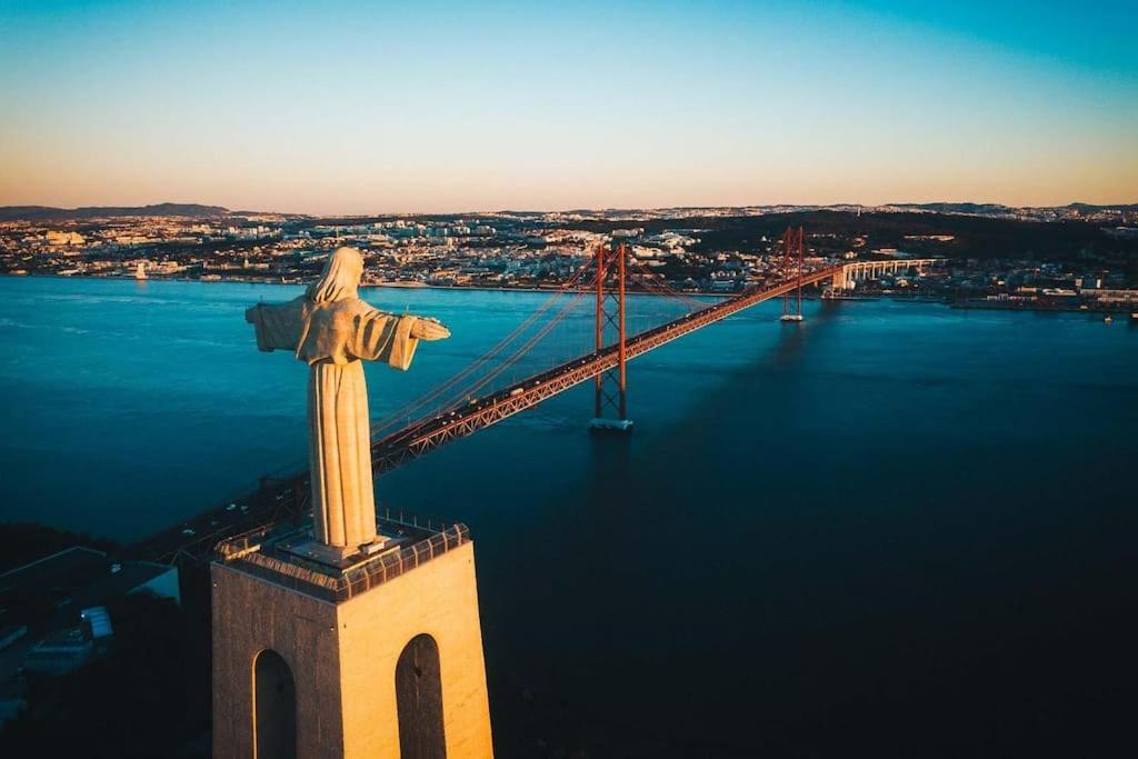 Lisbon Tagus River - Алмада Екстериор снимка